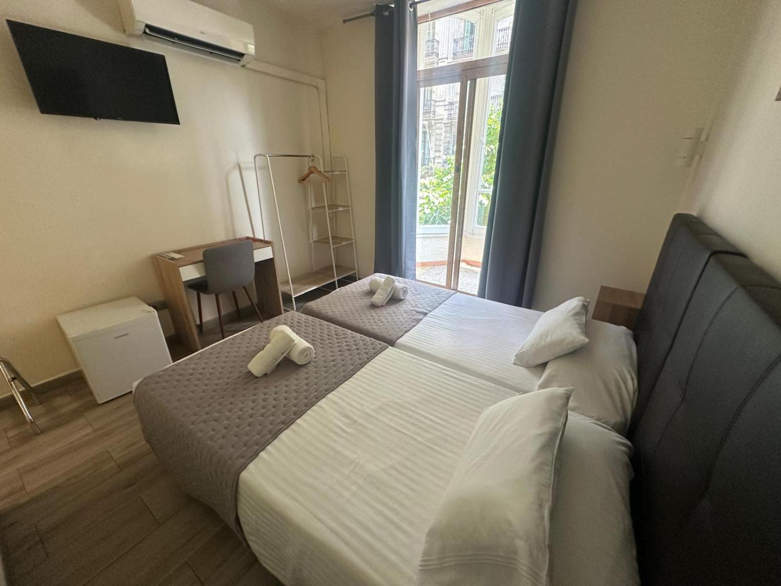 Hostal Balmes Centro — Photos 3