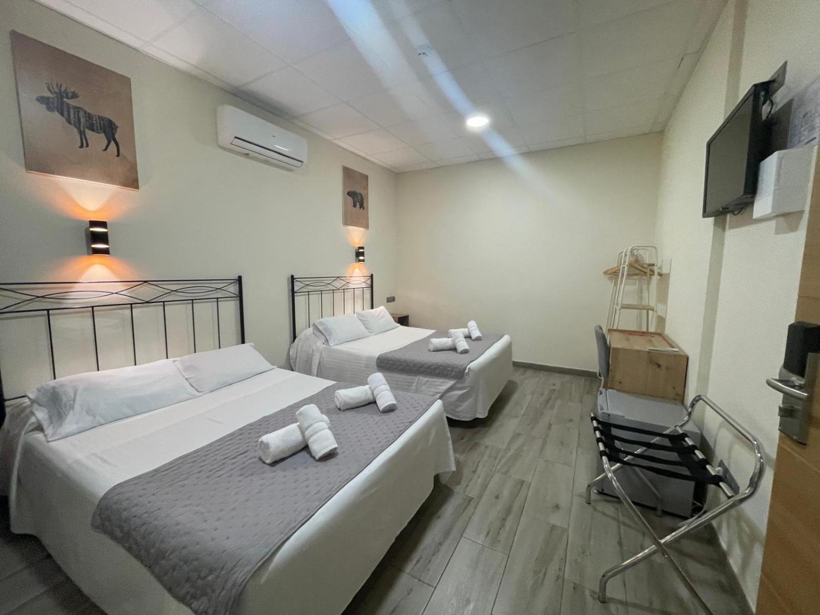 Hostal Balmes Centro — Photos 2